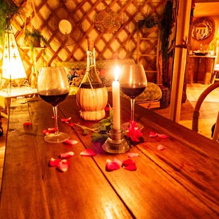 2 Cuori E 1 Yurta Glamping In Tuscany - Adults Only Asciano Exterior foto
