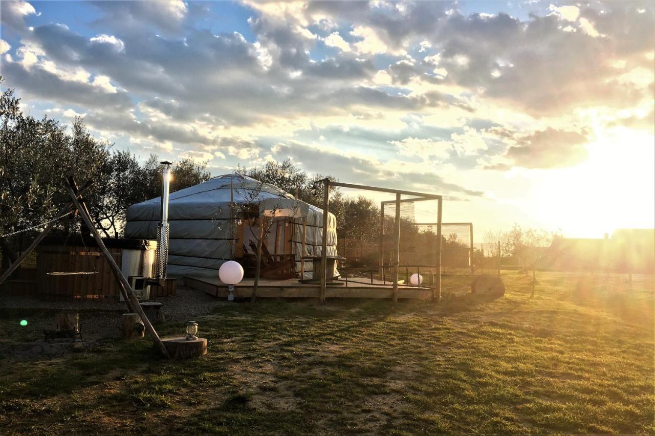 2 Cuori E 1 Yurta Glamping In Tuscany - Adults Only Asciano Exterior foto