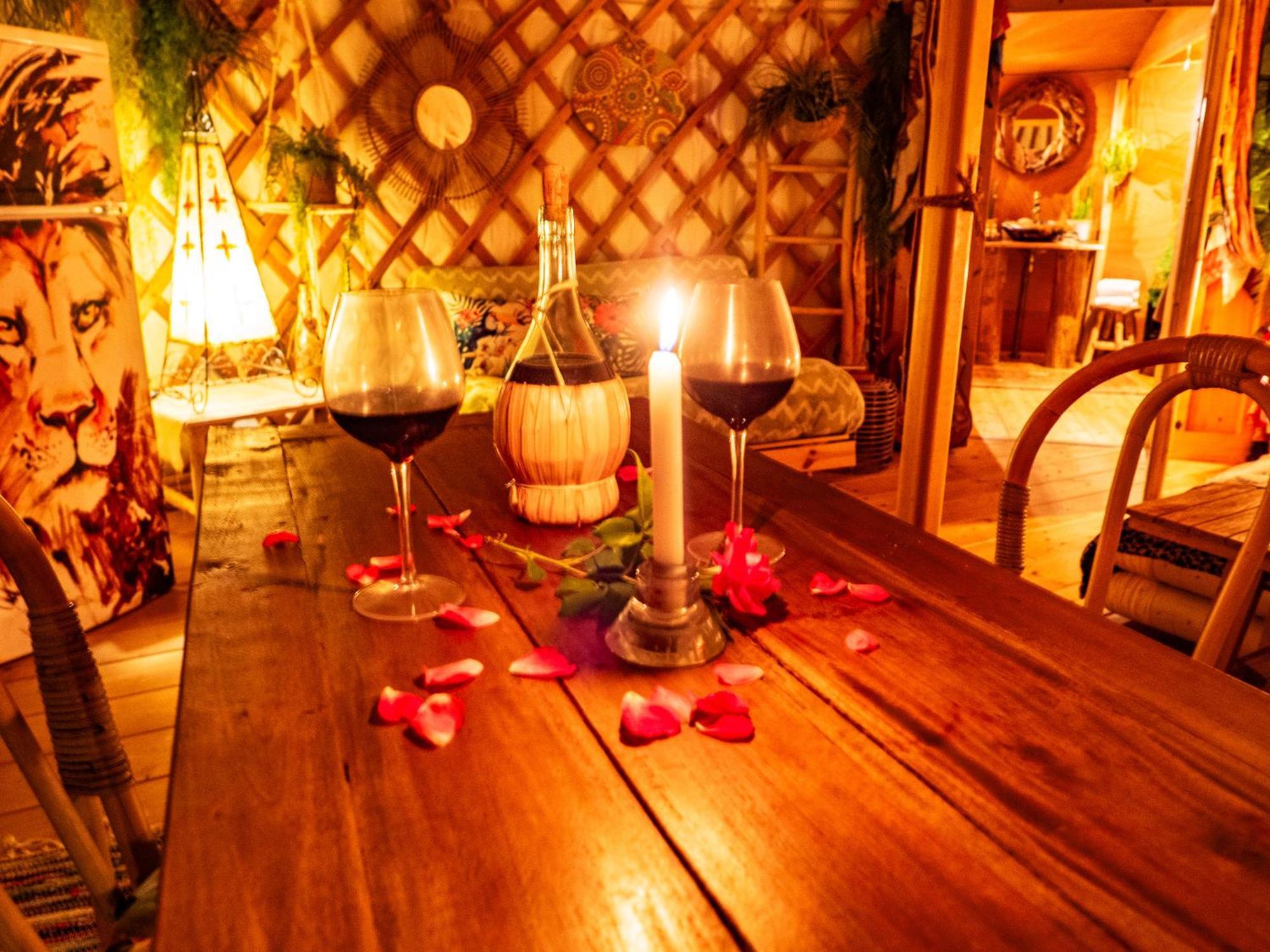 2 Cuori E 1 Yurta Glamping In Tuscany - Adults Only Asciano Exterior foto
